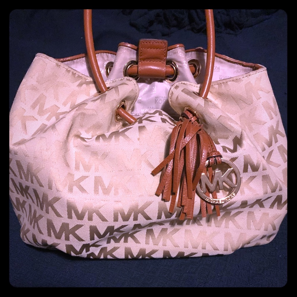 No rips or damage to the bag.It’s authentic.